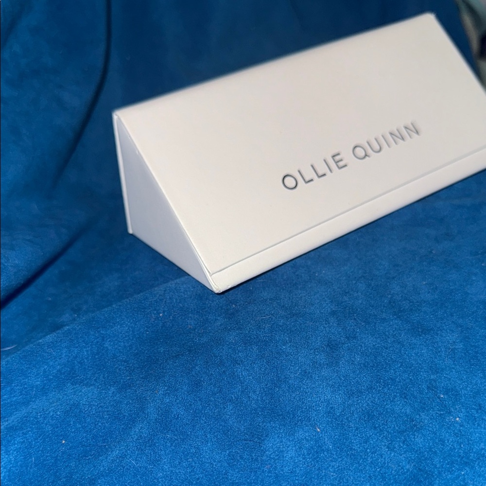 Ollie Quinn White Eyewear Case in excellent condition. Magnetic close
